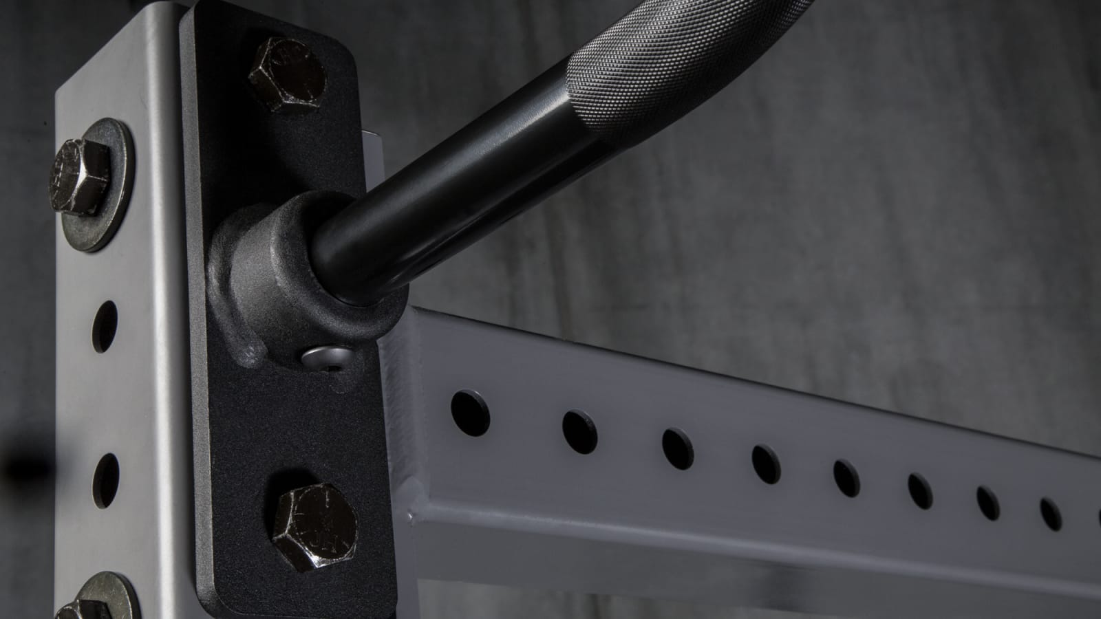 Pull up outlet curl bar